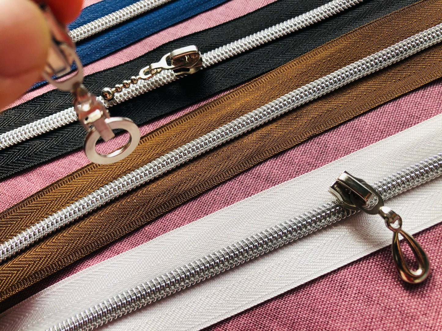 Size 5 circle zipper pulls for nylon zipper tapes