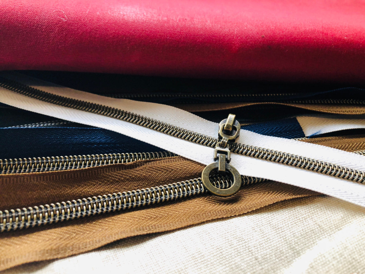 Size 5 circle zipper pulls for nylon zipper tapes
