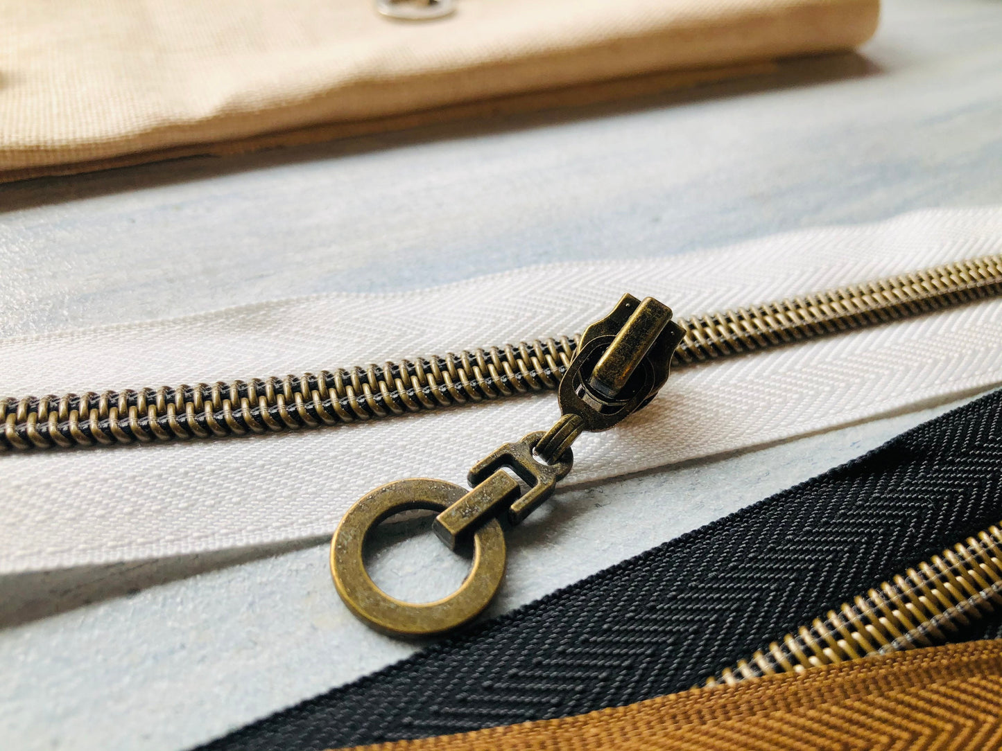 Size 5 circle zipper pulls for nylon zipper tapes
