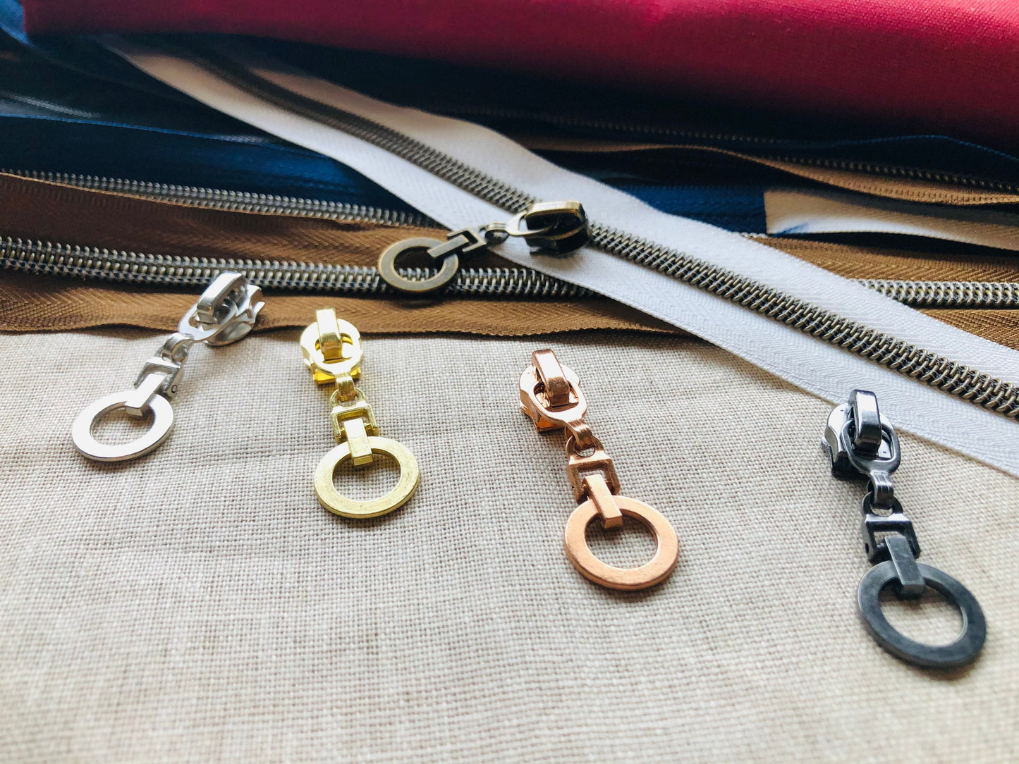 Size 5 circle zipper pulls for nylon zipper tapes