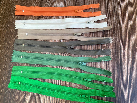 Pack of 25, 18cm size 3 nylon zips, clearance sale GS