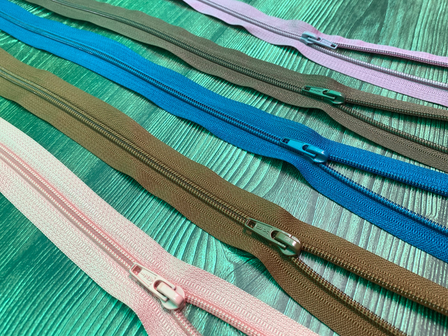 Pack of 25 - Size 5 nylon zips, 50-58cm, clearance sale GS