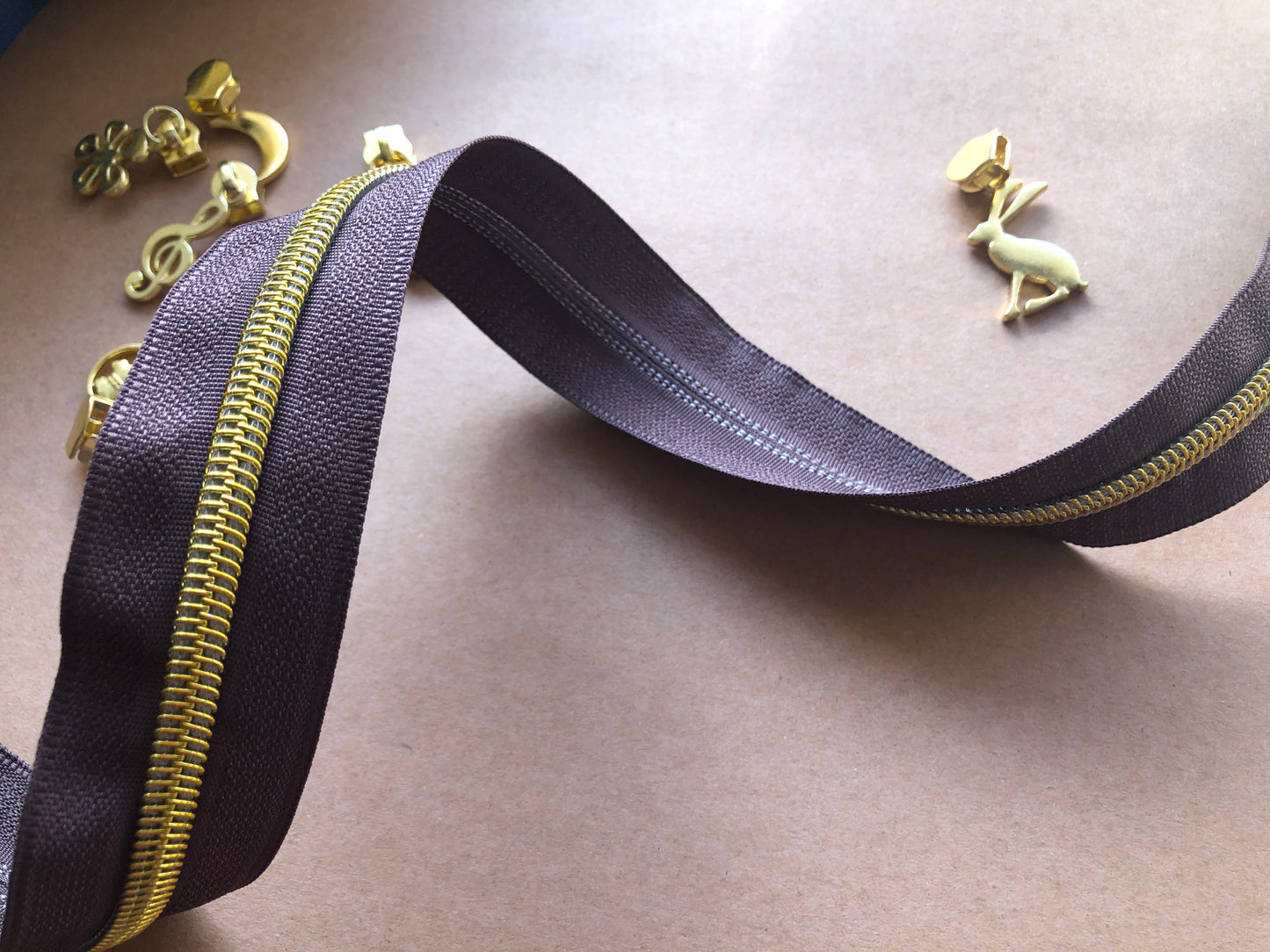 Gold color teeth size 5 zipper tapes, cut to length zipper tapes, zipper tapes for bags, zipper tape by the metre
